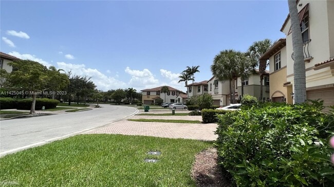 Building Photo - 3 br, 2.5 bath Townhome - 6006 NW 118th Dr