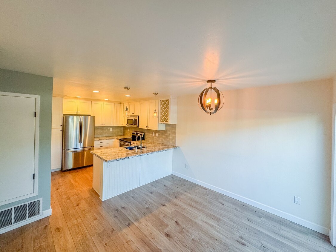 Foto principal - Completely Remodeled 2 Bed, 2.5 Bath End-U...