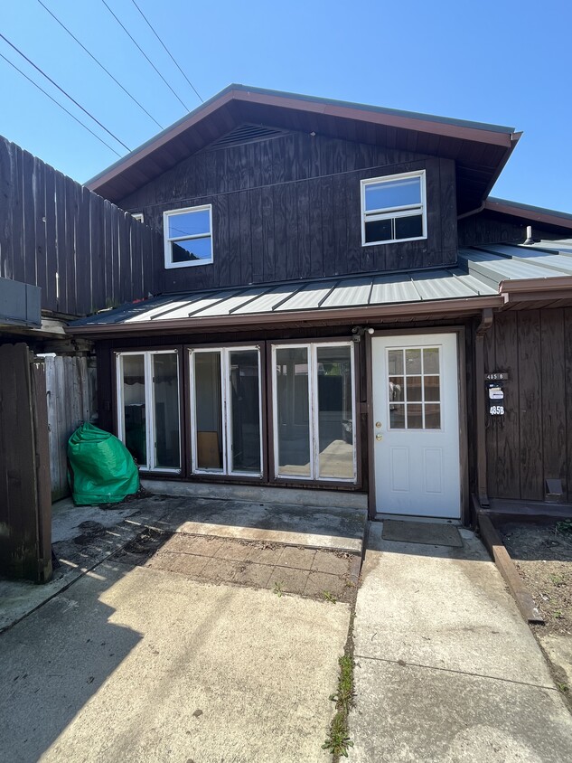 Primary Photo - 485 W Perry St