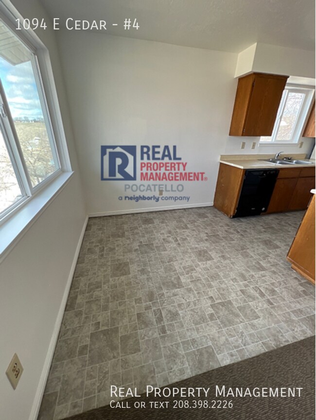 Building Photo - 2 Bedroom 1 bath Apartment - Pet Friendly