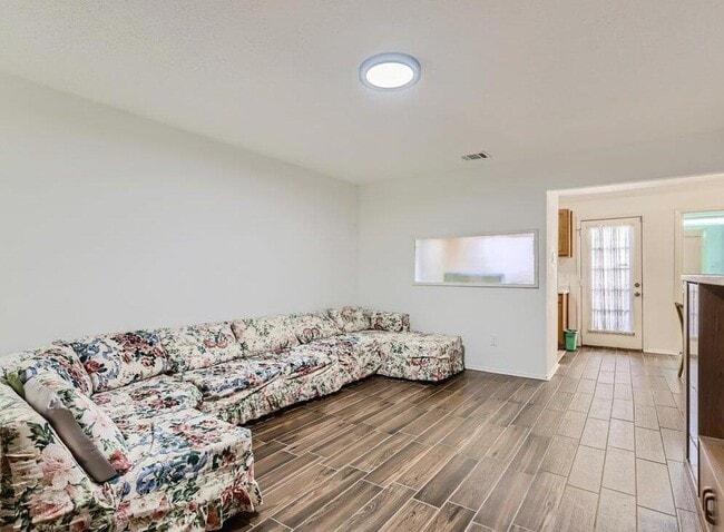 Building Photo - 8400 Jamestown Dr
