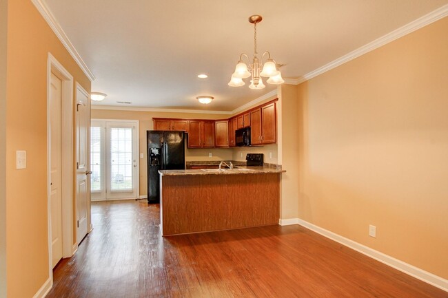 Building Photo - Beautiful Town Home Across From Tennova an...