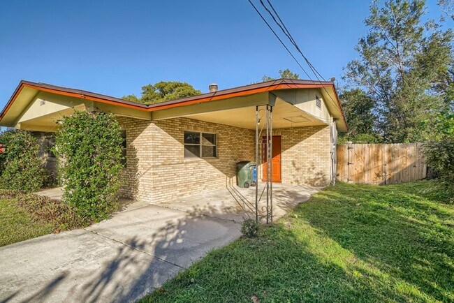 Building Photo - 1160 E Hill Court
