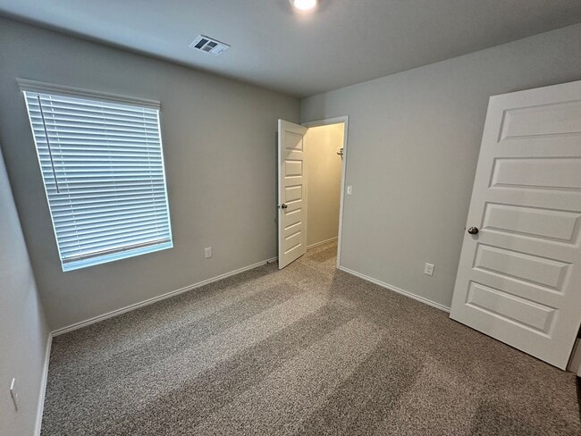 Building Photo - Move -in Special: Stunning 4-Bedroom, 2-Ba...