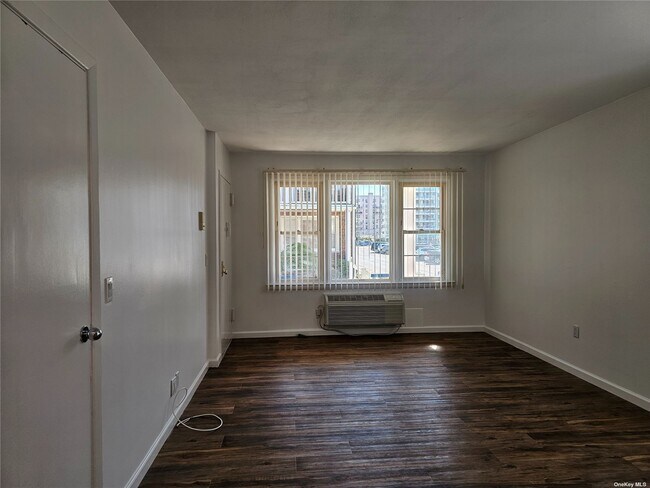 Foto del edificio - 235 W Broadway