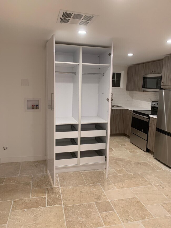 Building Photo - 15727 Del Prado Dr