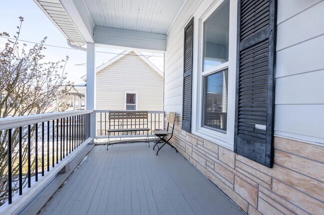 Front Porch - 1016 E Pacific St