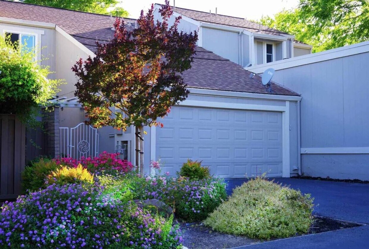 Foto principal - Virginia Hills-3 BR, 2.5 Bath Townhome wit...