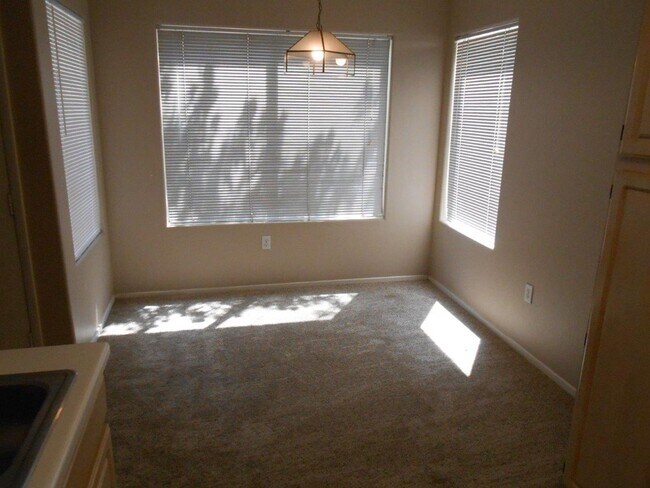 Foto del edificio - Spacious 2 Bedroom Condo in Gated Community