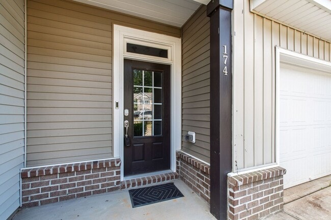Building Photo - Serene Cul-de-Sac Retreat: 3BR Hillsboroug...