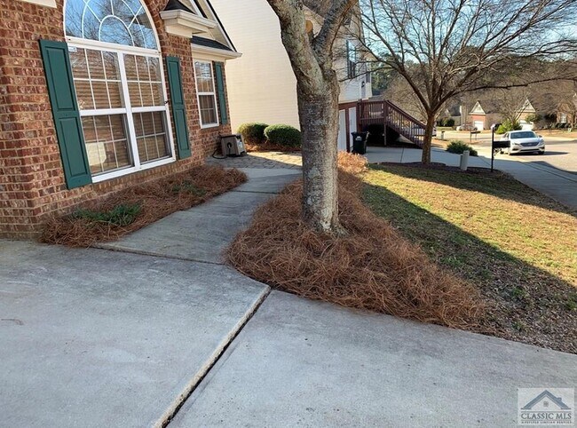 Building Photo - 231 Birch Valley Dr