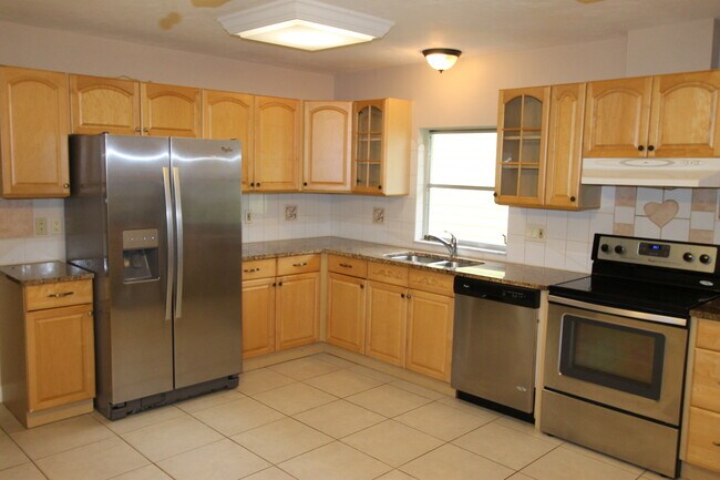 Foto del edificio - **OFFERING OPNE MONTH OF FREE RENT** NAPLE...