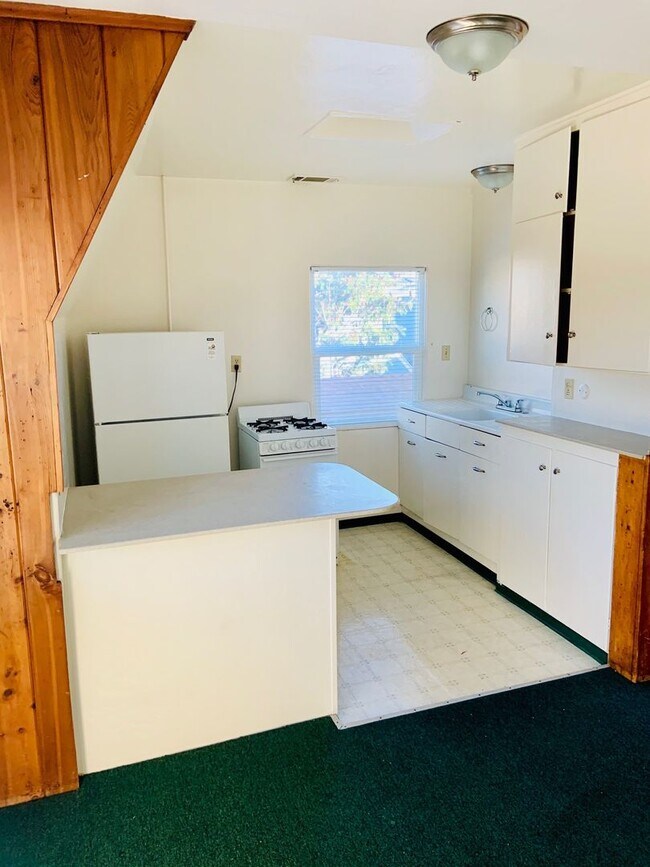 Foto del edificio - CHARMING STUDIO ON MISSION BLVD W/ PARKING! MISSION BEACH - $2,095/mo!