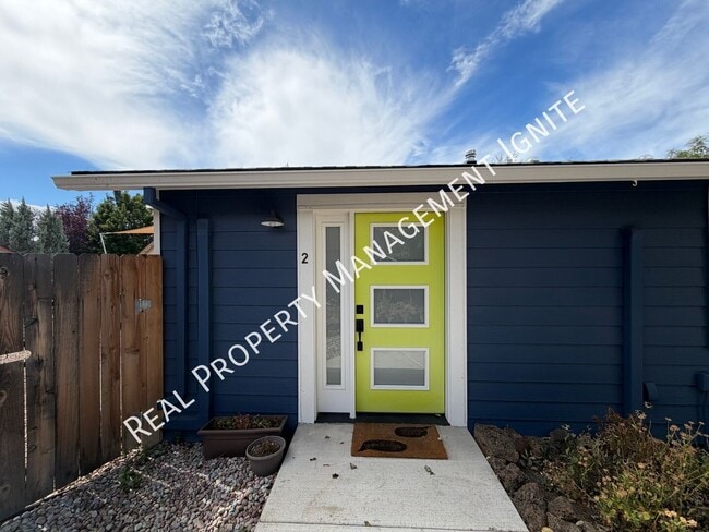 Building Photo - 2087 NE Mistletoe Ct