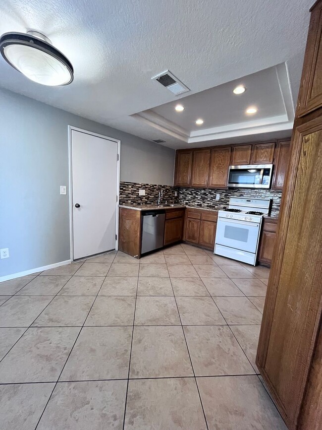 Foto del edificio - Grand Terrace Townhouse in Gated Community with NEW Paint & NEW Carpet