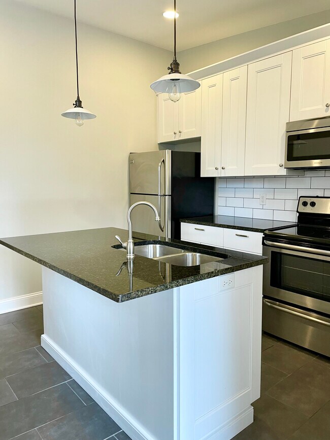 Building Photo - 556 Bradley St