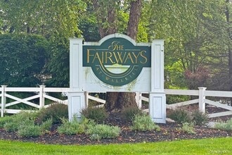 Building Photo - 54 Fairways Dr