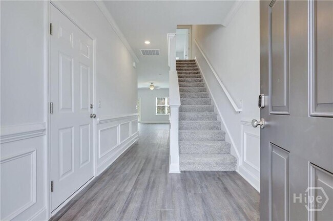 Foto del edificio - $500 OFF FIRST FULL MONTHS RENT WITH MOVE IN BEFORE February 15th 2026-Townhome conveniently loca...