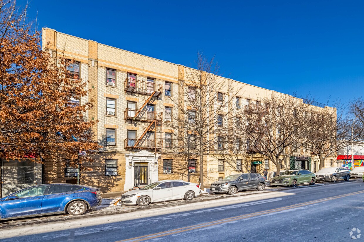 Foto principal - 3552 Steinway St