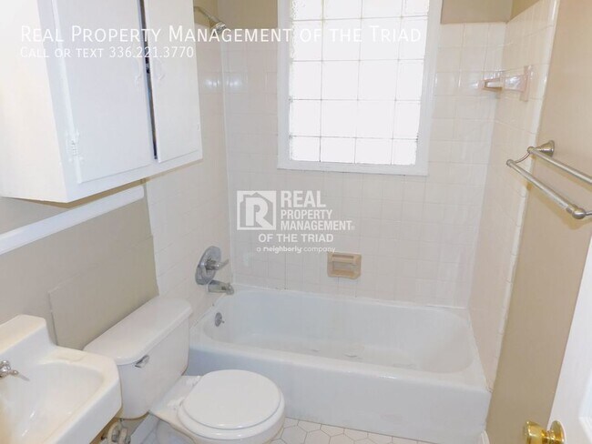 Building Photo - **MOVE IN SPECIAL** Adorable 2BR/1BA Apart...