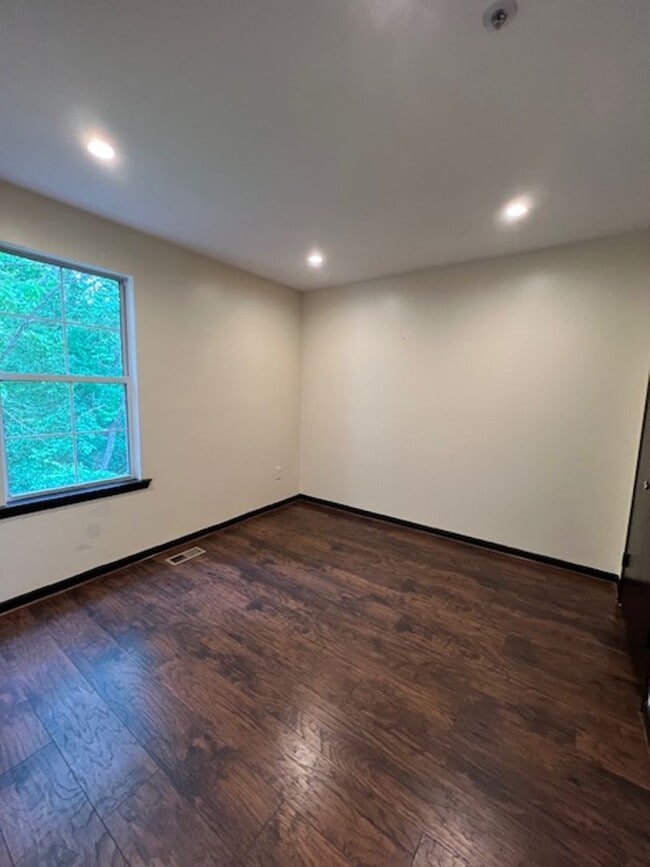 Foto del edificio - SPACIOUS RENOVATED TH IN FOREST BROOKE