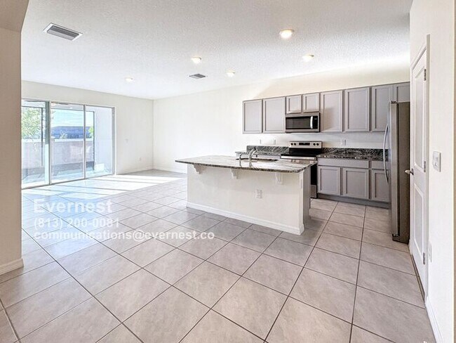 Foto del edificio - Luxurious 3-Bedroom Townhouse with Private...