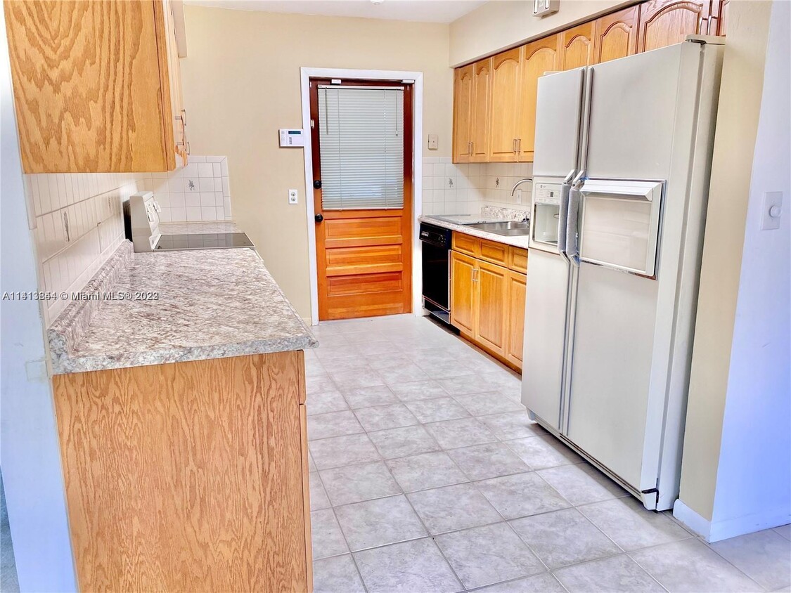 Building Photo - 8751 Ridgeland Dr
