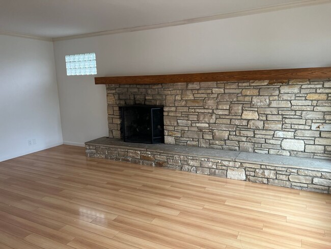 Building Photo - 4 Bedroom Home In Cold Springs School Dist...