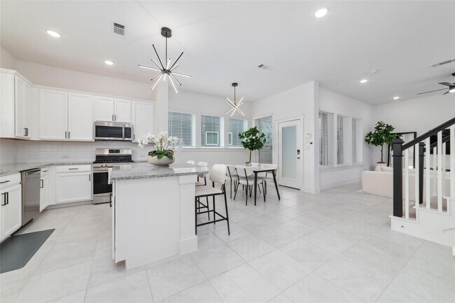 Foto del edificio - 15115 Parkland Canyon Dr