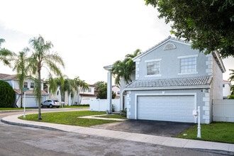 Building Photo - 621 Lakeshore Terrace