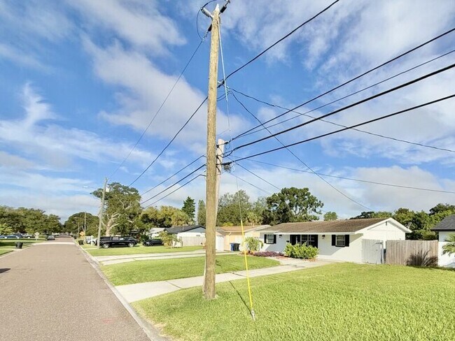 Foto del edificio - 641 72nd Ave N