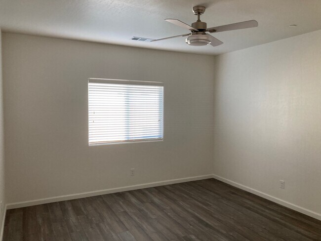 Master bedroom - 3924 S Burke St