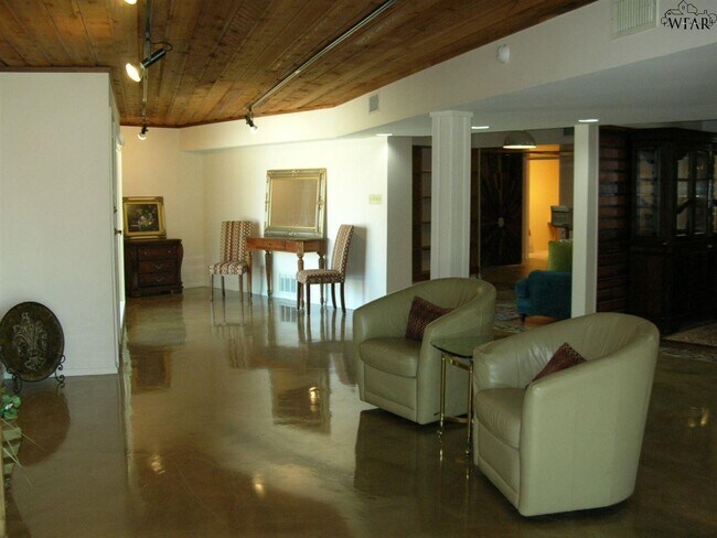 Building Photo - 2001 Santa Fe St