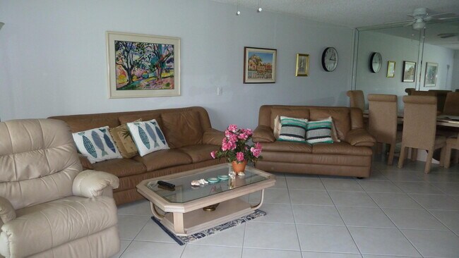 Foto del edificio - 14425 Strathmore Ln