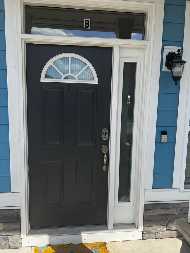 Foto del edificio - Available Now! - Pet Friendly 2 Bedroom, 2.5 Bath Townhome at Market Common! Cable and Internet I...