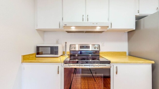 Foto del edificio - 6613 Meadow Pines Ave