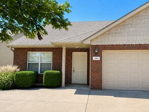 Building Photo - 707-707 Glenstone Dr