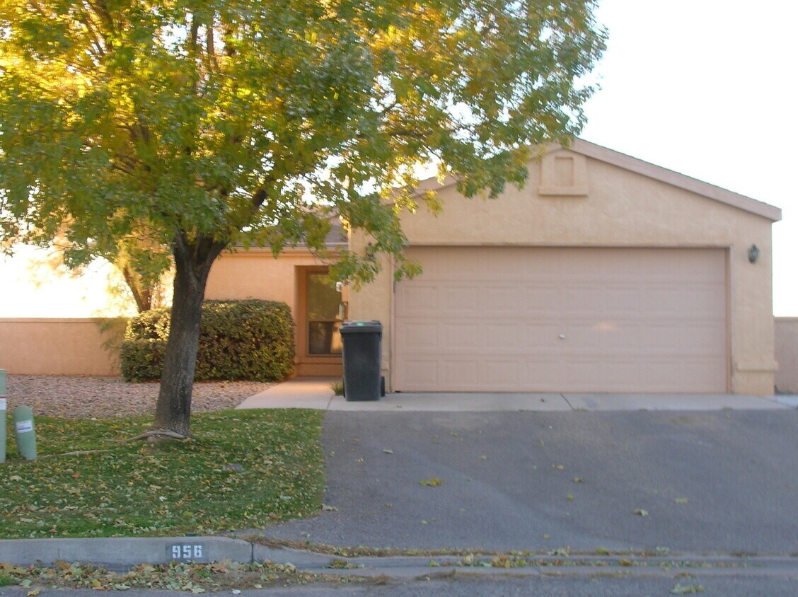 Foto principal - 956 Harrison Dr NE