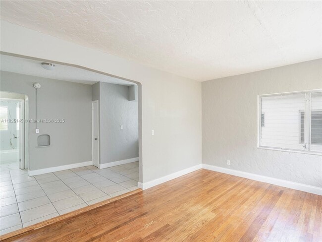 Foto del edificio - 7635 Dickens Ave