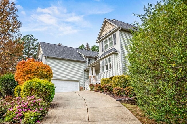 Building Photo - AVAILABLE FOR MOVE-IN AUGUST 10, 2026-BEAUTIFUL HOME ON A HILL!  FIRST FLOOR MASTERBEDROOM!