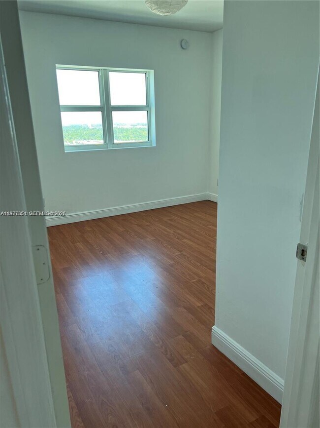 Building Photo - 14951 Royal Oaks Ln