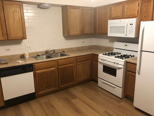 Kitchen - 1526 N River W Ct