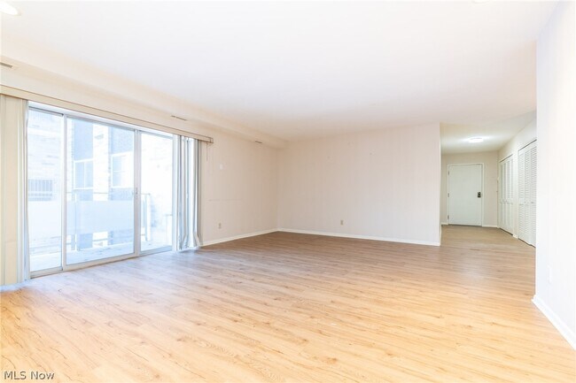 Building Photo - 2112 Acacia Park Dr