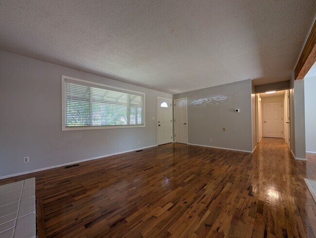 Building Photo - Beautiful 3 bedroom/2.5 bath home with fantastic yard!