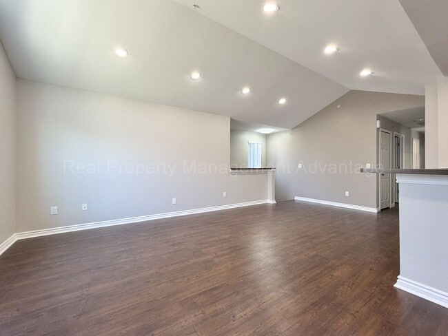 Building Photo - Rare Corner Upper Condo with Vaulted Ceilings, Private Balcony and 2 Car Garage