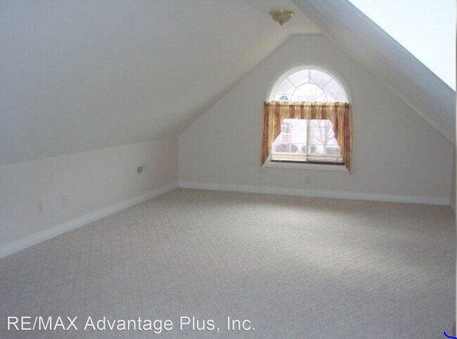 Building Photo - 5 br, 2.5 bath House - 2525 Chatsworth Dr.