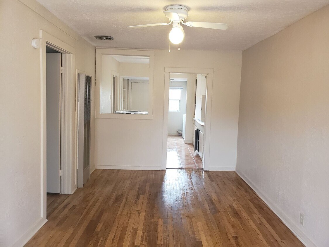 Building Photo - 2 Bedroom, 1 Bath with optional Hobby room off the car port