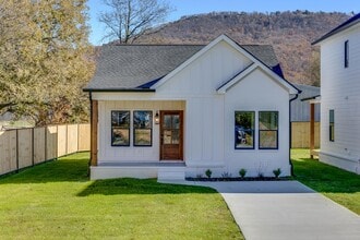 Building Photo - 106 N Moss Ave