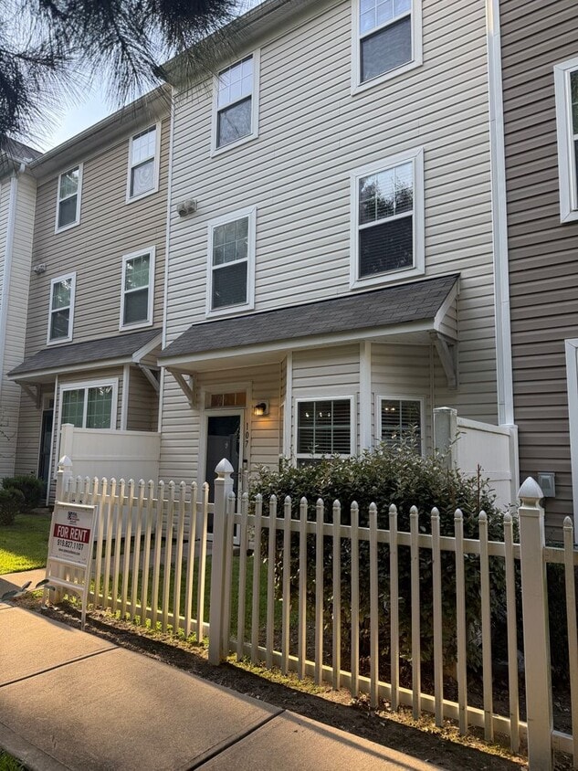 Foto principal - Conveniently Located Home Near HWY 440, 54...