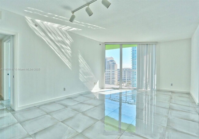 Foto del edificio - 325 S Biscayne Blvd